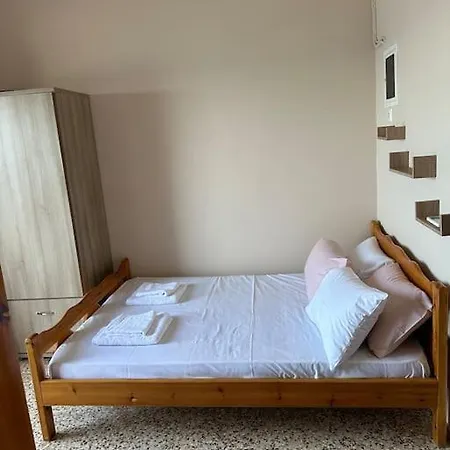 Grekou In The Waves * Leonídion