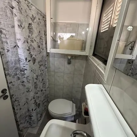 Grekou In The Waves Leonídion