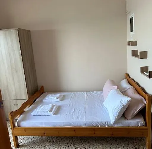 Grekou In The Waves * Leonídion